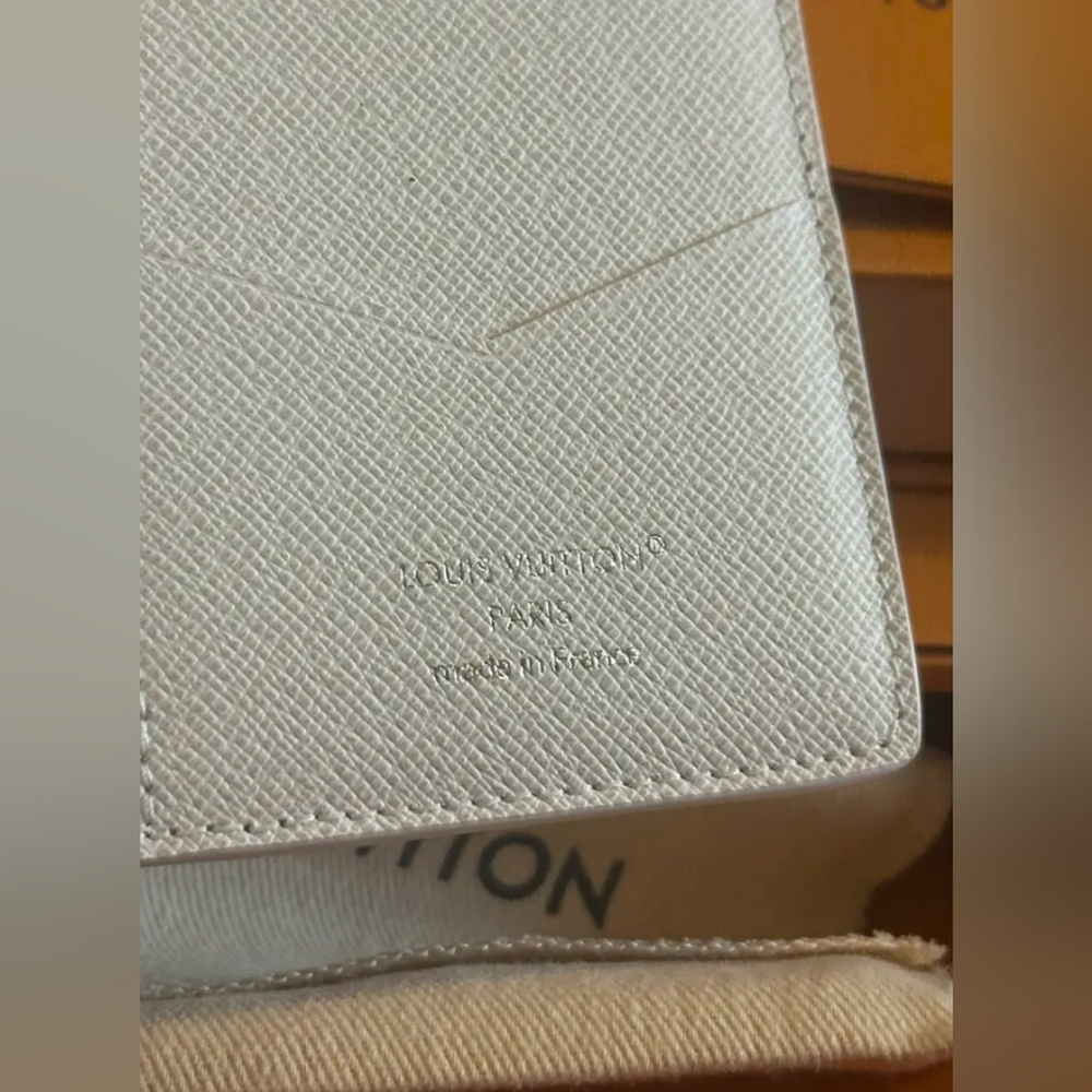 Louis Vuitton White Ski Scene Passport Cover - Picture 3 of 6